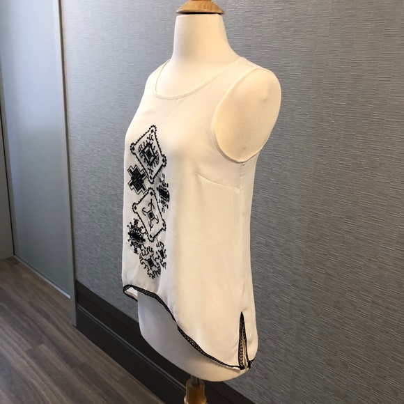 NWT Bebe Folkloric Cut Out Embroidered Top - Picture 2 of 2